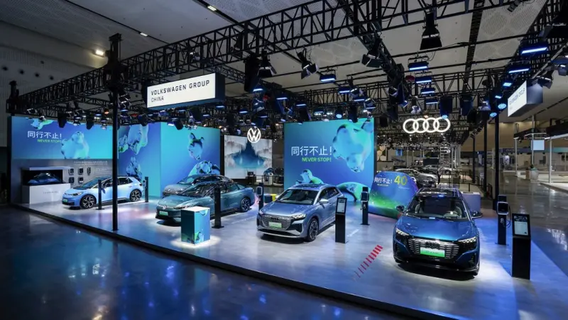 A car showroom with blue and white cars

Description automatically generated