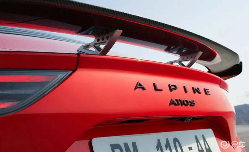 Alpine  A110 R预告图 有望于10月份巴黎车展正式亮相