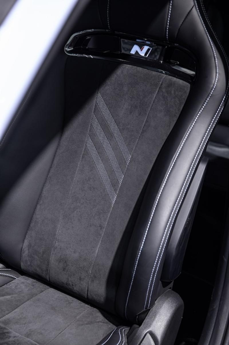 alcantara材料包裹的方向盘提供了赛车一般的完美握感,随时准备加速