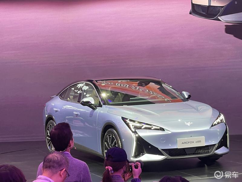 2025上海车展：2025款极狐阿尔法S5售11.98万元起