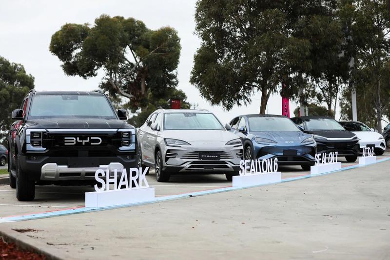 王传福为和谐比亚迪海外第100家店开业授牌