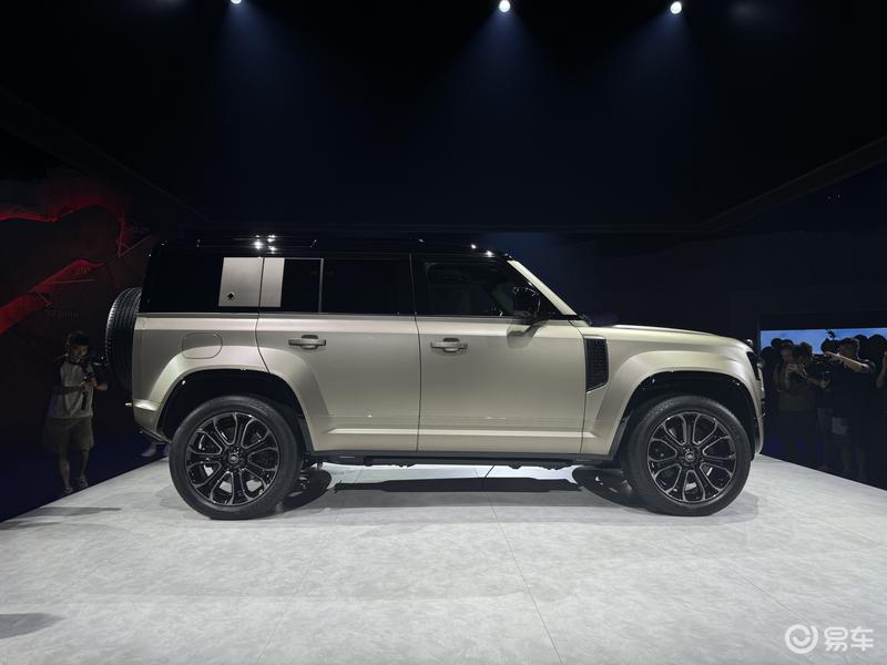 路虎卫士OCTA中国首秀 搭载4.4T V8轻混系统_易车