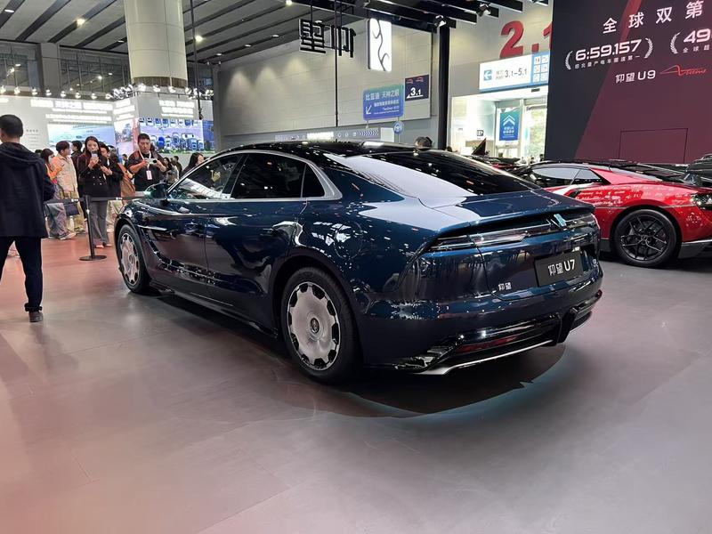 2025广州车展：仰望U7星河蓝全新车色亮相