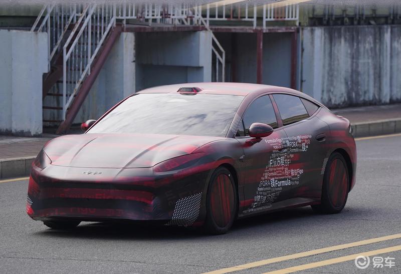 方程豹首款轿车路试谍照 预计2026年内发布