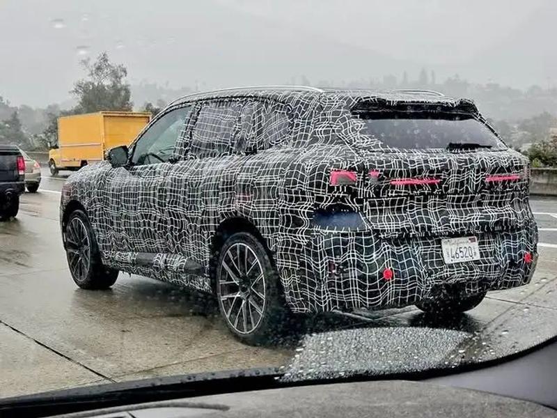 下一代宝马X5路试谍照曝光 或搭载视平线全景显示系统