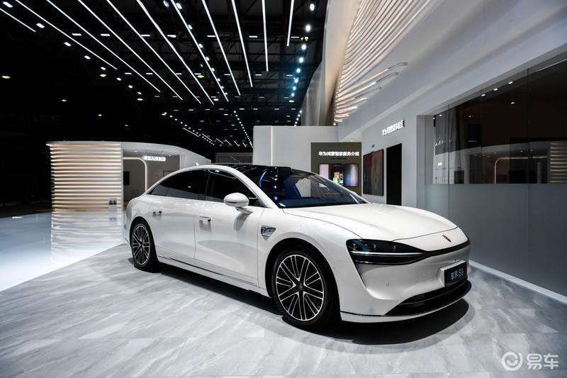 余承东官宣享界双车新色 星玫粉/月绒白实车首发亮相上海AWE