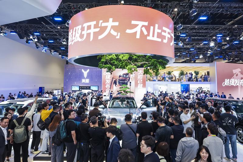 岚图泰山家族压阵 岚图携高端智慧新能源矩阵闪耀北京车展